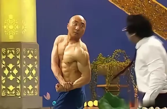 陈佩斯年轻时那身材，真不是盖的，跟专业的健身教练比都不落下风！