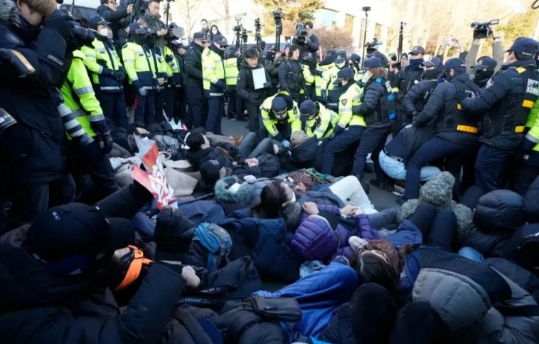 太激烈了！
韩国刚刚传来突发消息！
1月2日，韩国警方在总统官邸附近驱散被弹劾总