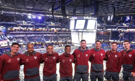 奥斯卡加盟圣保罗后，与队友去奥兰多观看NBA比赛，笑得喜不拢嘴。在上海时，奥斯卡