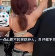 北京，年轻女子喝得烂醉如泥，被两名男性朋友搀扶上网约车。一名男子挽着女子的胳膊，