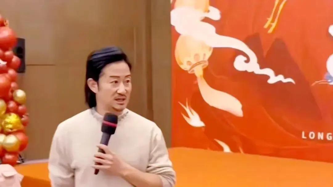 吴京父亲罕见露面，为人低调身手不凡，庆寿宴曝光，档次低接地气