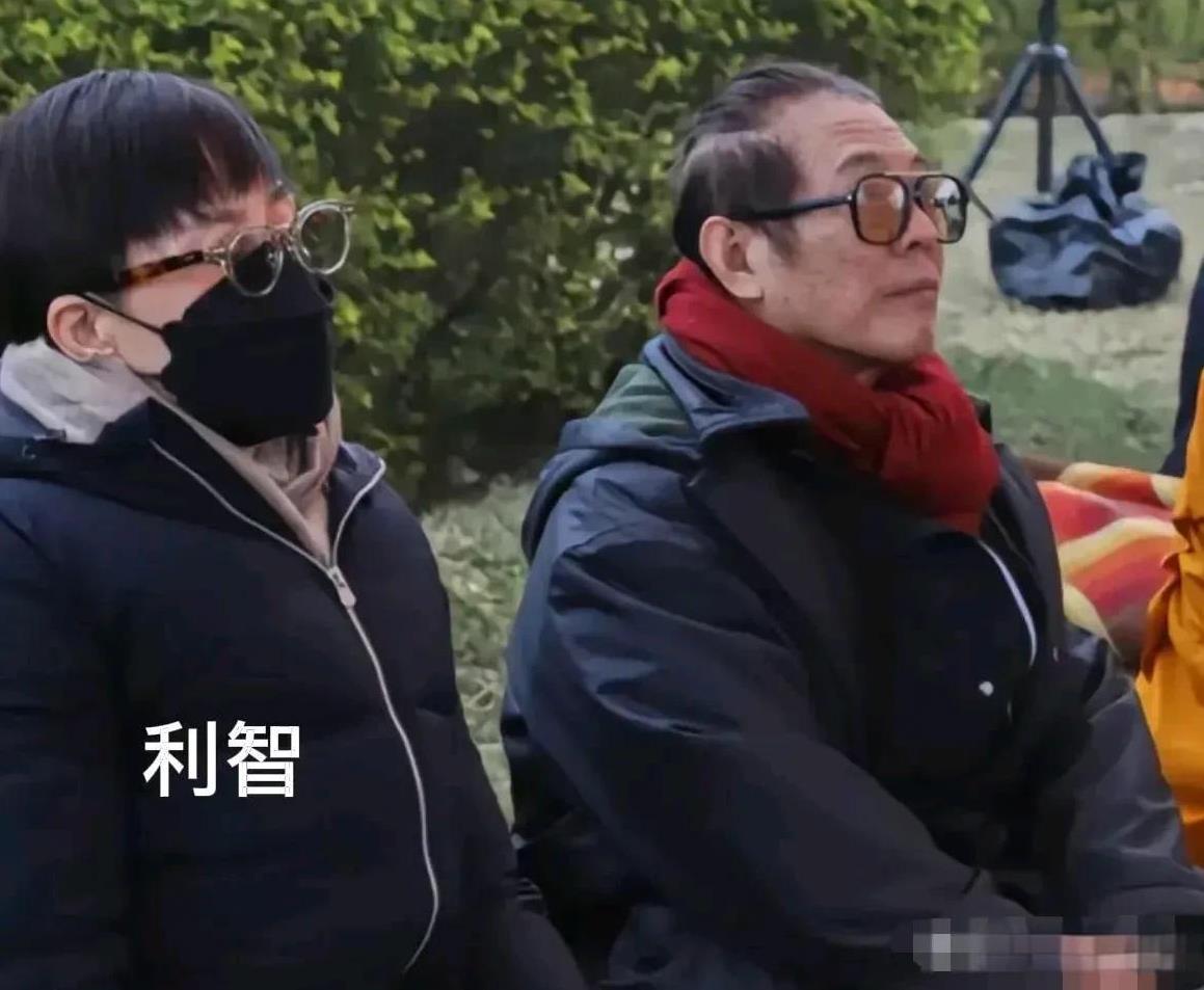 刚过60的李连杰，咋老成这样了？旁边是大他1岁的利智，留着短发，差一点没认出来
