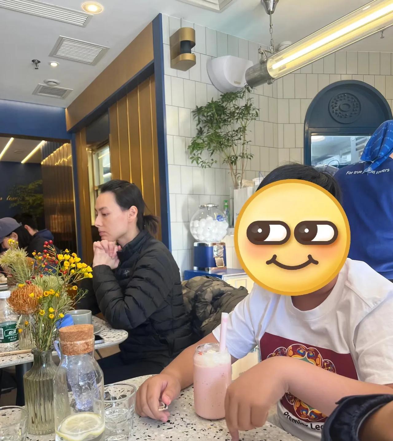 网友餐厅偶遇梁洛施母子，透露孩子跟李泽楷长得一模一样！
近日，某网友在某餐厅就餐