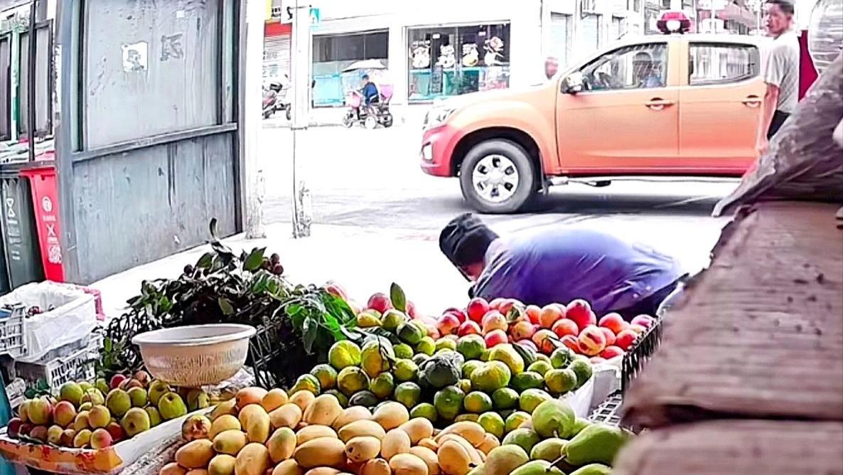 滴水下的“占道经营”事件，广东女店主水果被扔车拉走，极具争议