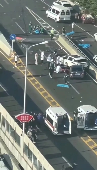 看了被追车视频，说实话，这起交通事故是冲到对面快速逆行太可怕了，正常行驶的碰到这