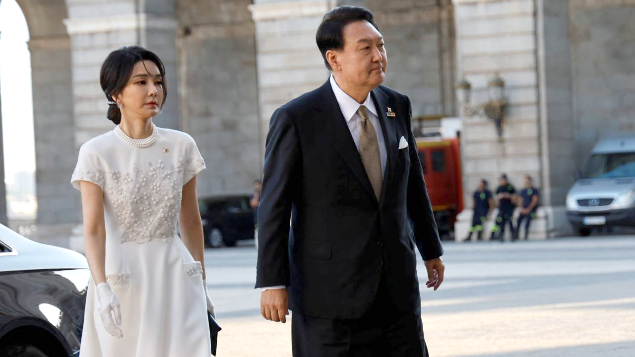 韩国全国紧急戒严令所引发的风波仍在不断升级，短短不足十日，尹锡悦政府中包括他本人