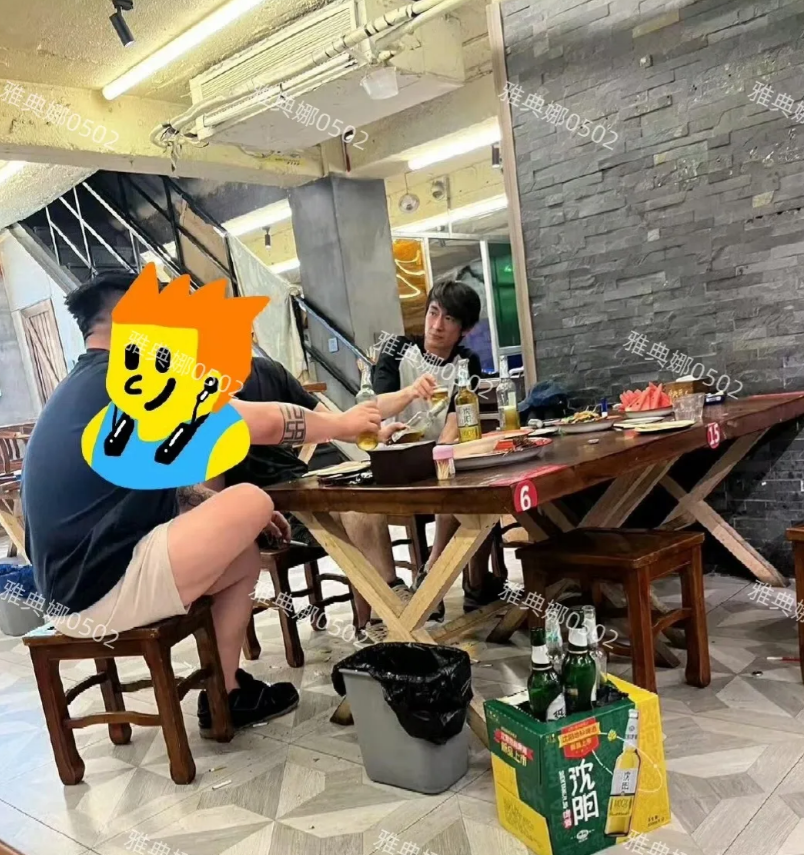 偶遇林更新，本人个子很高特别瘦，脸小腿长五官立体，打扮随意很接地气，但是真人不年