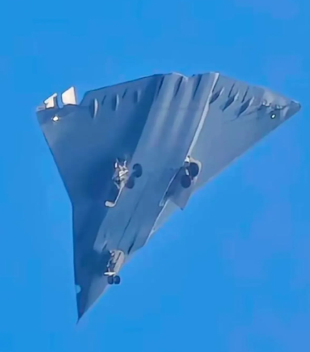 中国六代机横空出世，看到这个画面泪目了！