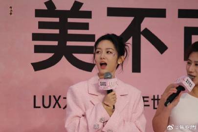 周也，一个曾经跟某🌸粉打架但对方憋半天找不到一张嘿图的生图女鲨手。 