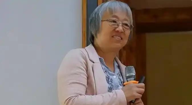袁钧瑛的故事是一段充满抉择与反思的人生旅程。在1977年，中国恢复高考，这一政策