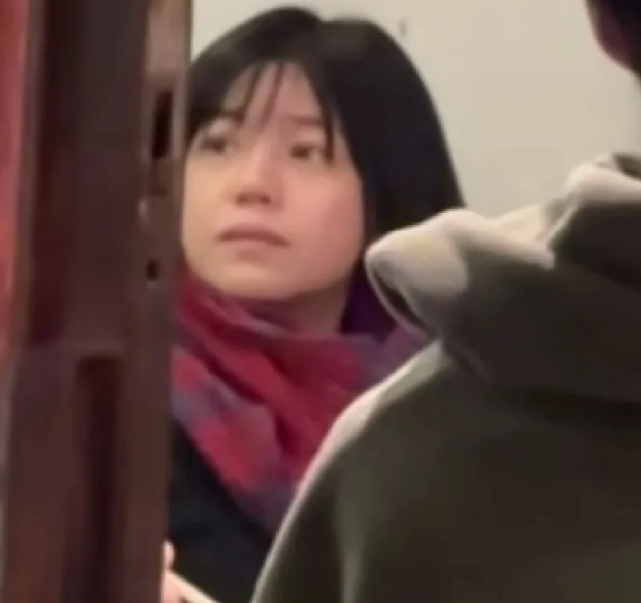 陈妍希素颜和颖儿付辛博夫妻聚餐，没有妆容的加持，她这张脸真的没有什么特色，就很普
