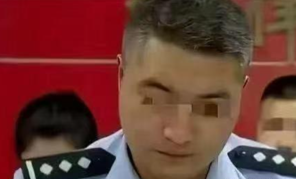 一派出所所长下班回到家，想逗一下他老婆，他没有拿钥匙开门，而是敲了敲门，屋里妻子