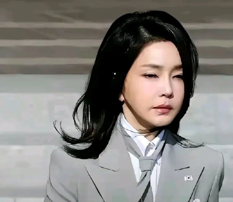 全剧终了！

14日那天，韩国的尹总被弹劾，下了台。晚上，尹总的老婆金建希接受记