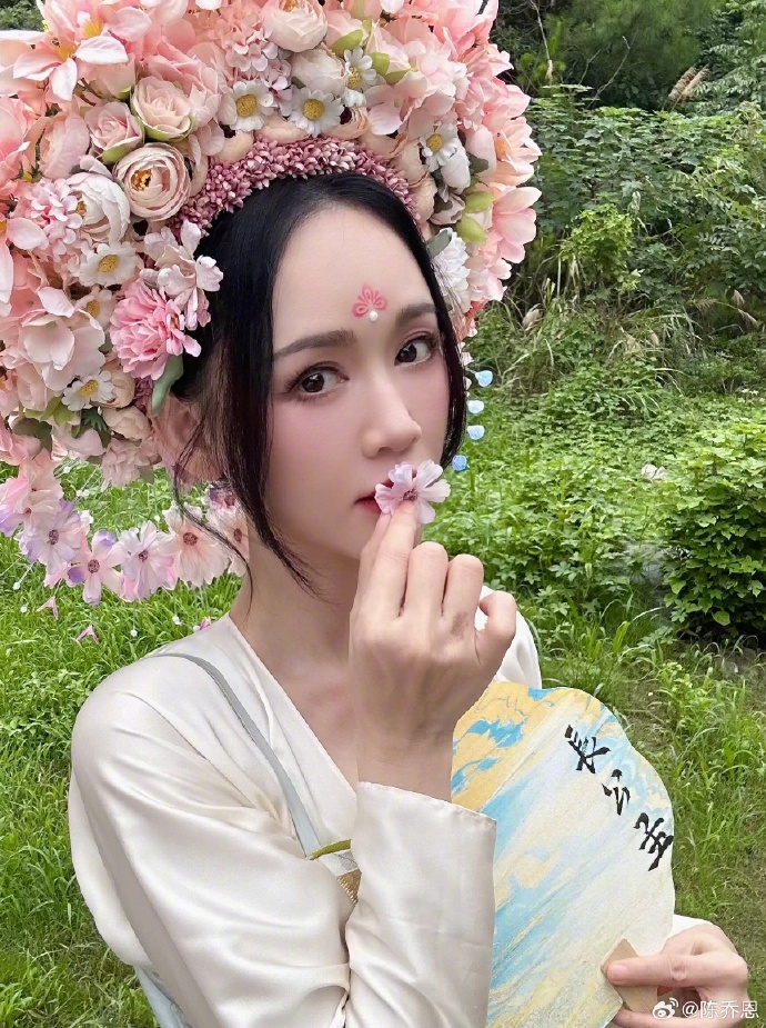陈乔恩头顶簪花，很美。只是这妆造，几乎看不出她原本的长相。