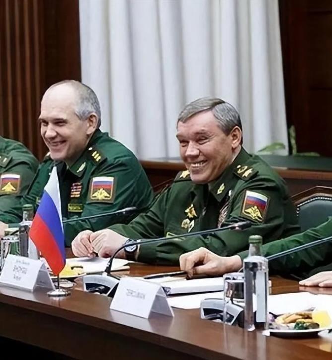 “爱笑的男孩”格拉西莫夫犯下严重错误。
不是俄罗斯情报机构无能，而是参谋总长大意