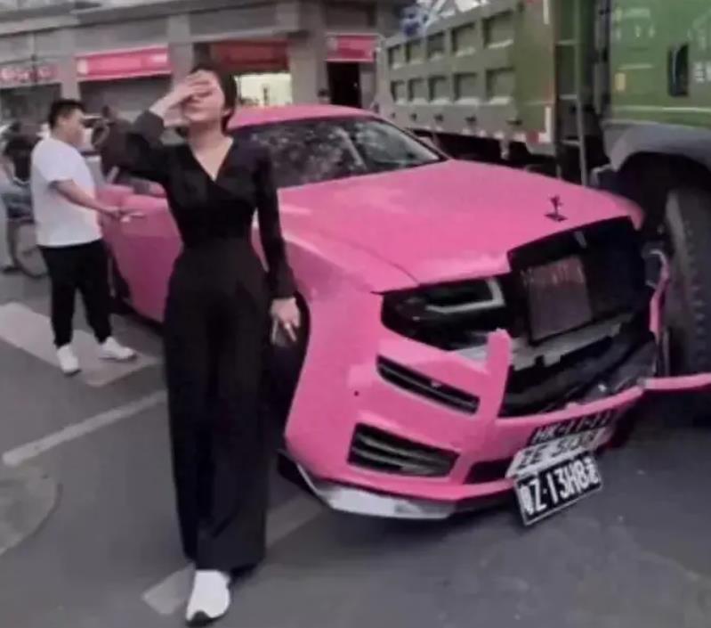 劳斯莱斯车主搂老公开直播，小姐姐是真美啊！
 
年轻恩爱的夫妻有善良。心有包容心