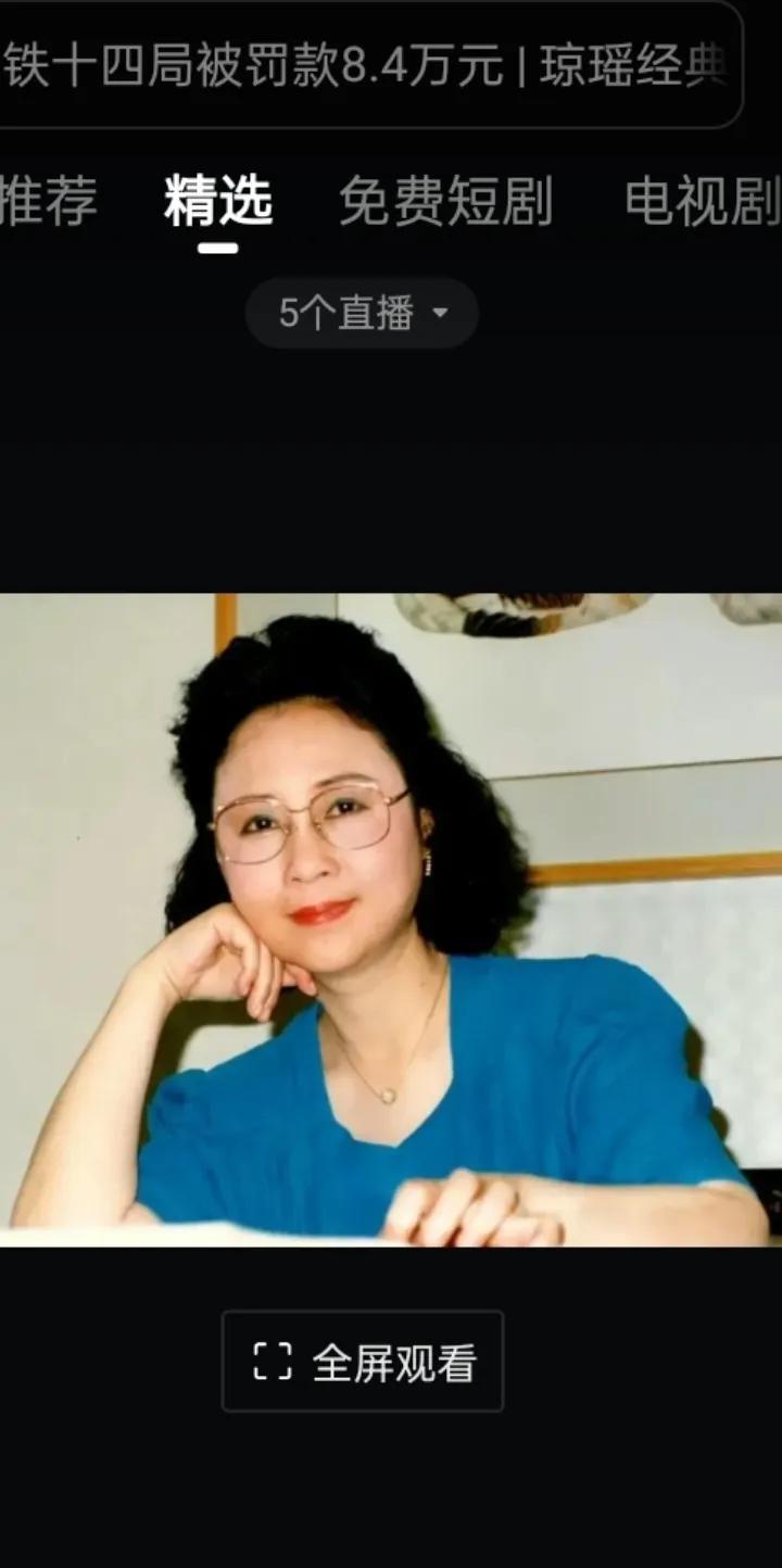 琼瑶在自传里说《还珠格格》第一部是在承德拍的，由于周杰的落马，休养了20多天，迟