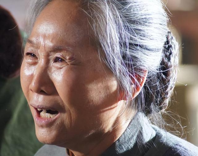 60岁被亲儿子带入演艺圈，73岁成“百亿老太”，现在比儿子还要红（六旬老人被儿子赶出家）-第16张图片-九妖电影