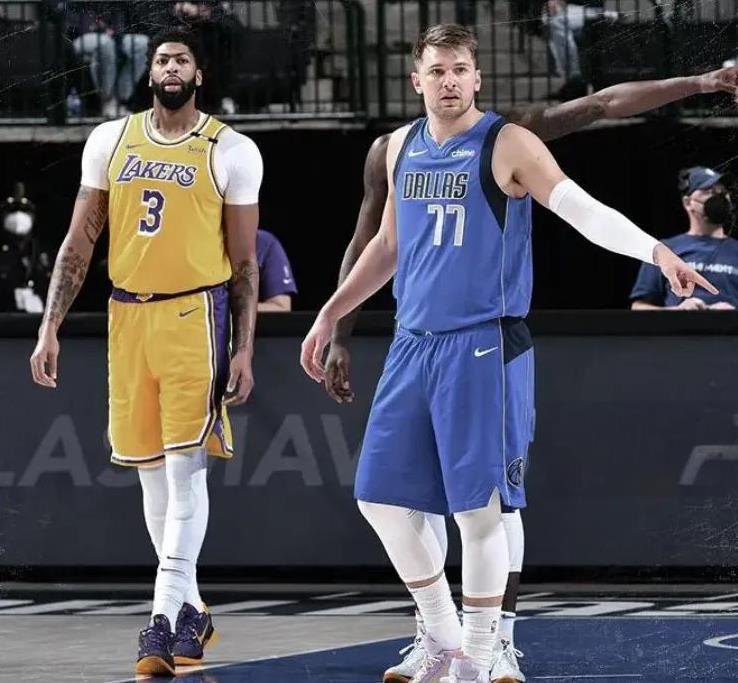 NBA最近的四笔重磅交易。
【交易一：湖人、独行侠、爵士交易】
湖人得到：东契奇