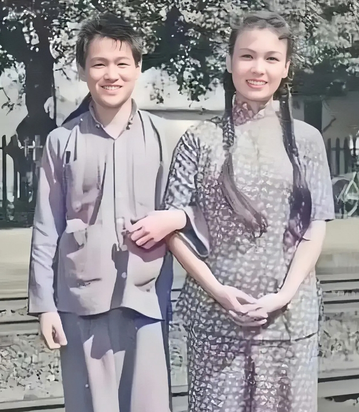 1962年，李小龙与容小意的珍贵留影。彼时李小龙才22岁，镜头下的他衣着质朴，面