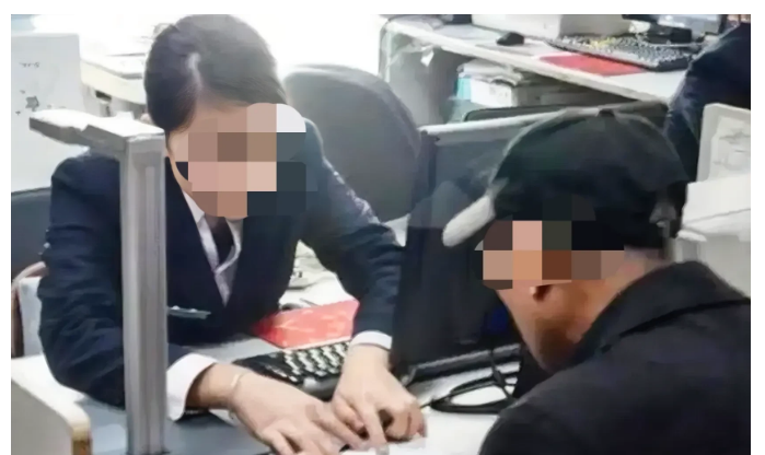 湖南永州，一男子8年前在银行办理了1.5万元的定期存款业务。银行当时给了男子一张