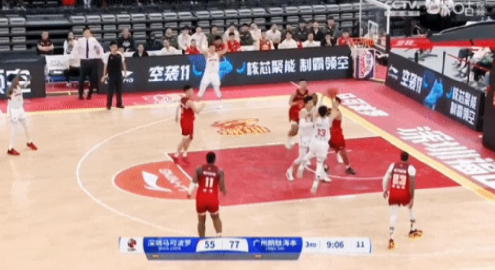 谁来都不好使，郭艾伦这个球怎么论都是走步。
穿裆过人很漂亮，很让人眼前一亮，最后