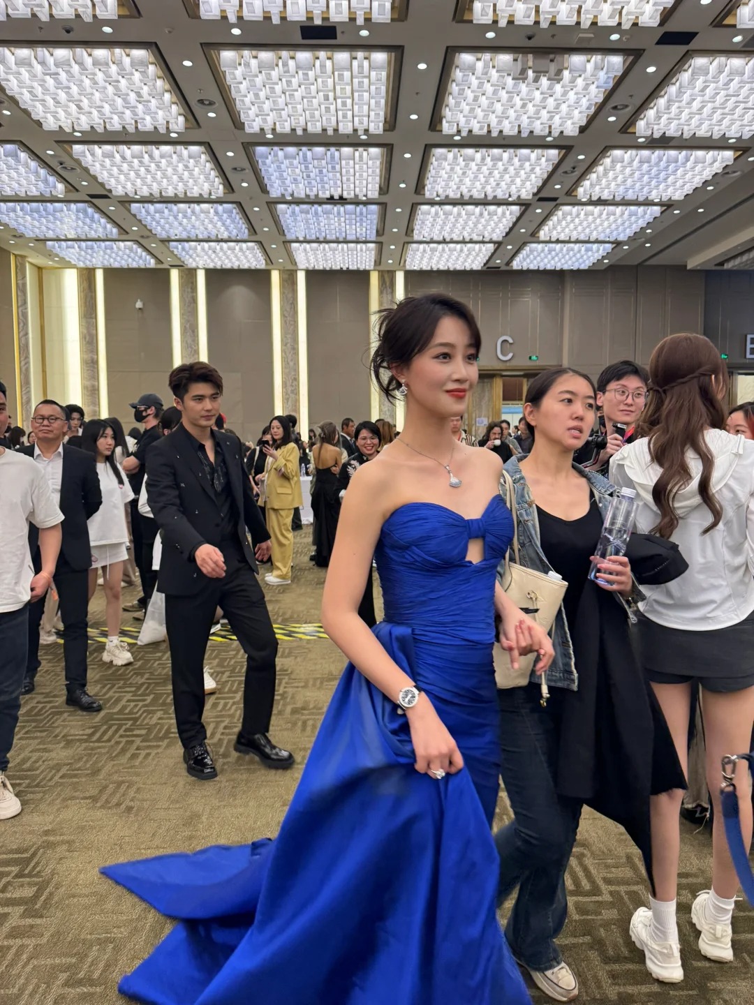 尊嘟是不在同一次元的美貌！
第十四届北京国际电影节 来当小助理喽～
第三次见关晓