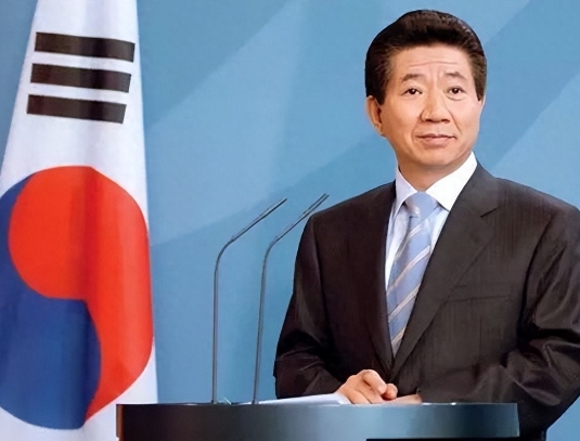 卢武铉成长于朝鲜半岛南部一个靠近釜山的小村庄。父母都是农民，家境贫寒。
 
他求