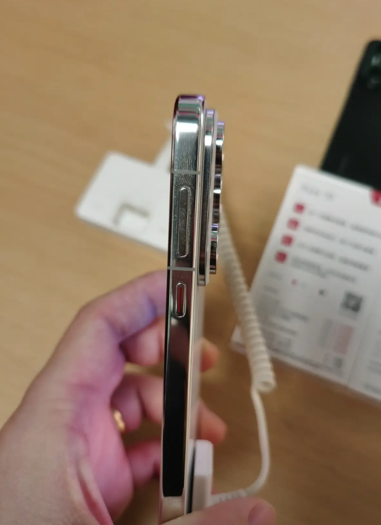 刚去华为线下店，问华为mate系列和华为P系列哪个高级？店员表示，目前华为旗舰机