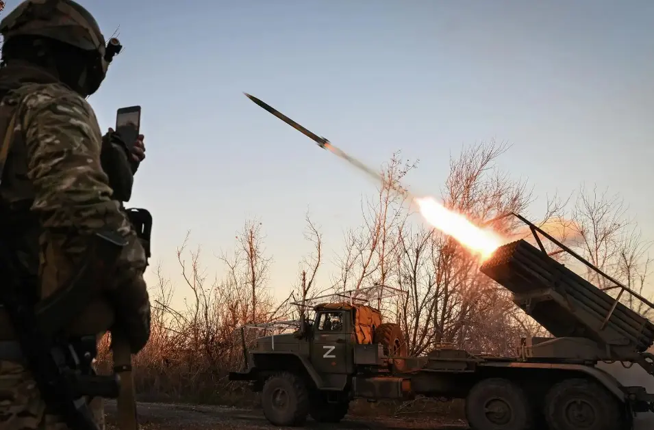 美国新墨西哥州一飞机在航展上坠毁