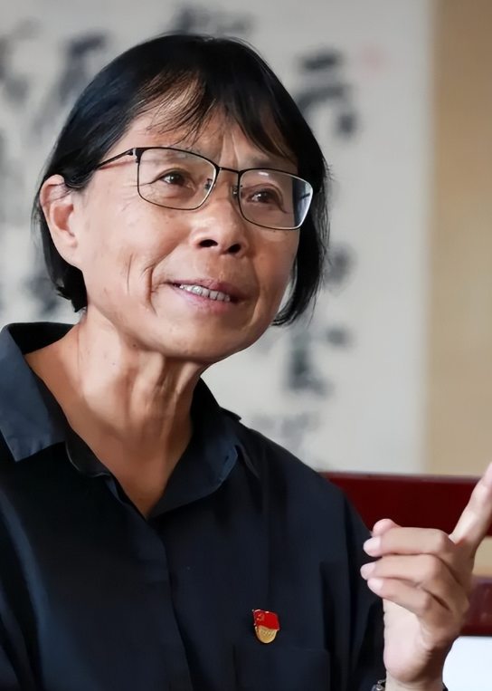 2007年，张桂梅被选为十七大代表后，华坪县拿出7000块钱给张桂梅买正装，可开