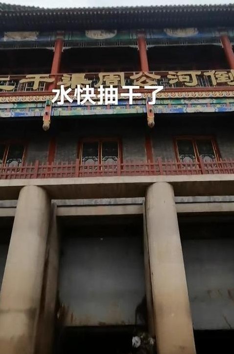啥？大活人带着娃跳河了！140多人捞了半天，结果...没了！你说这当妈的咋这么想