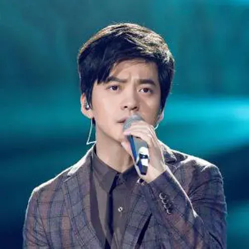 2010年，王菲给李健打电话：“我想在春晚唱你的《传奇》，可以吗？”李健爽快答应