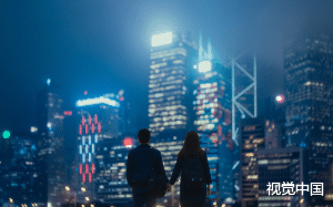 看着许东霖依旧熟悉的轮廓，在灯光璀璨的酒会让他显得格外出色。这个男人，曾经几乎占据了我的全部青春