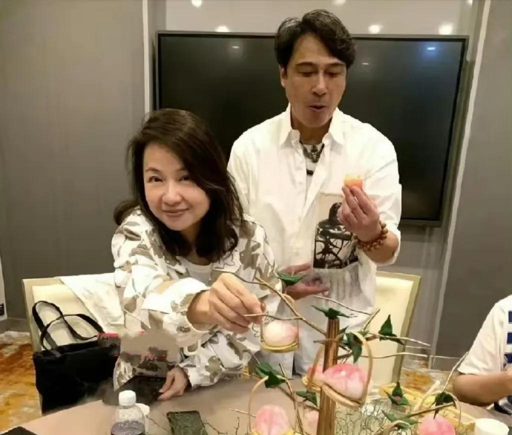 吴镇宇一家人在一起开心聚餐，很少看到他们夫妻二人合体，妻子很漂亮，很温柔和吴镇宇