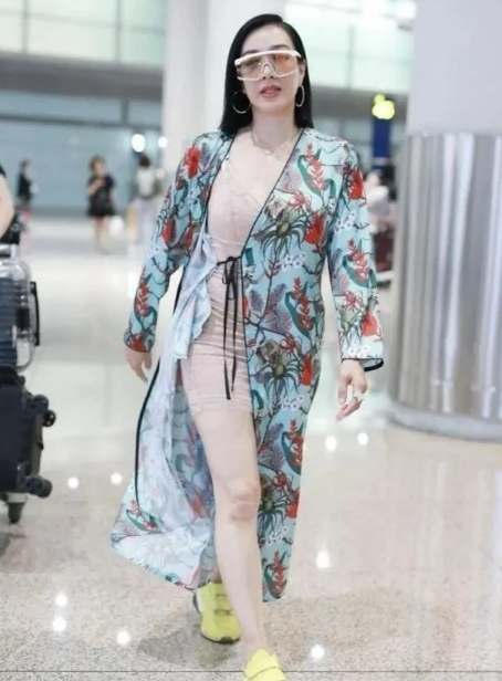 咱就说钟丽缇这次这身穿搭，看着真有点悬乎。大家都知道她身材那叫一个丰满，前凸后翘