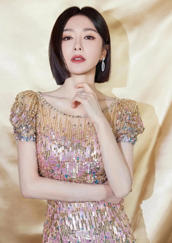 秦岚：从舞台到荧屏，光影之下的魅力女神