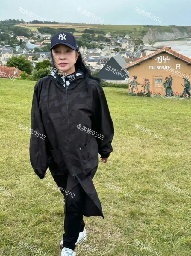 刘晓庆国外生图彻底暴露了年龄，无论她如何不服老，毕竟是70多岁的人了。
她耳朵好