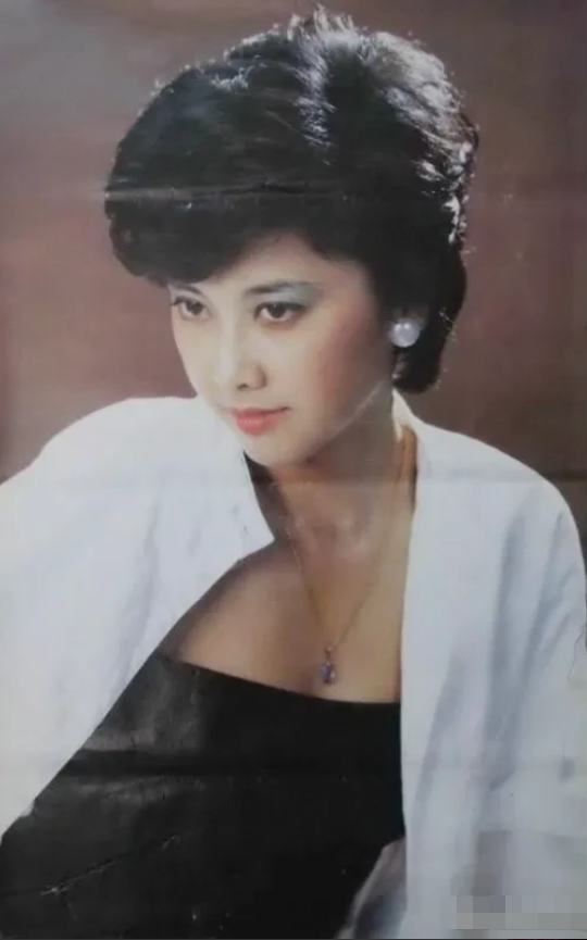 她是八十年代的挂历美女，颜值不输龚雪和李秀明，标准的鹅蛋脸，眼神透亮，不胖不瘦。