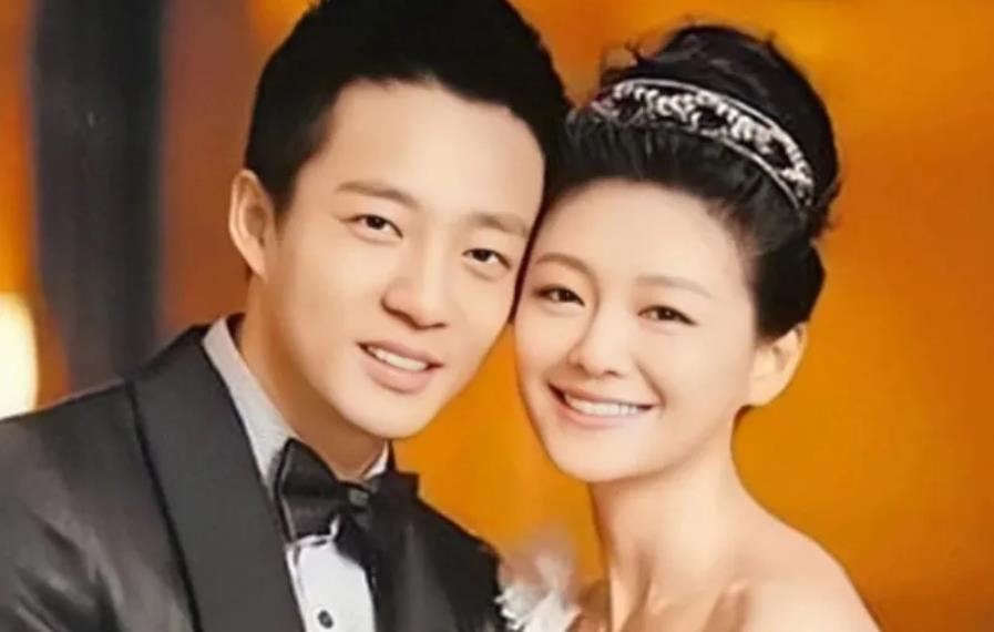 汪小菲在与大 S 离婚后，于结婚纪念日当天酒后闹事，被保安报警带走。张兰在直播间