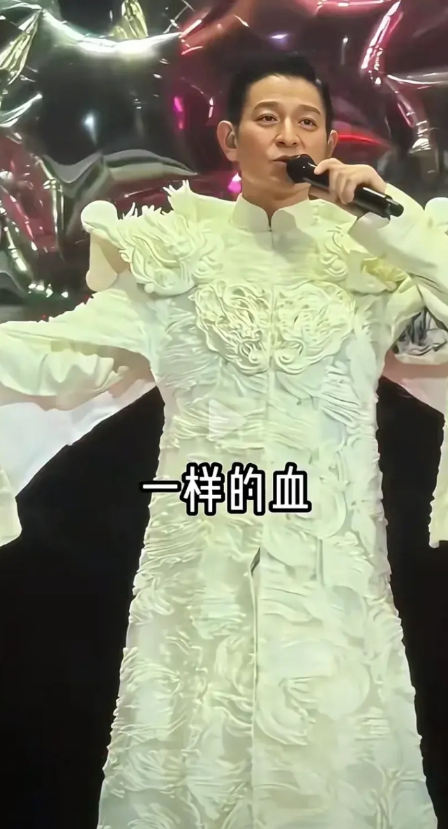 穿龙袍，唱《中国人》，刘德华这波赢麻了
站在台北的舞台，穿着洁白的龙袍，有龙的传