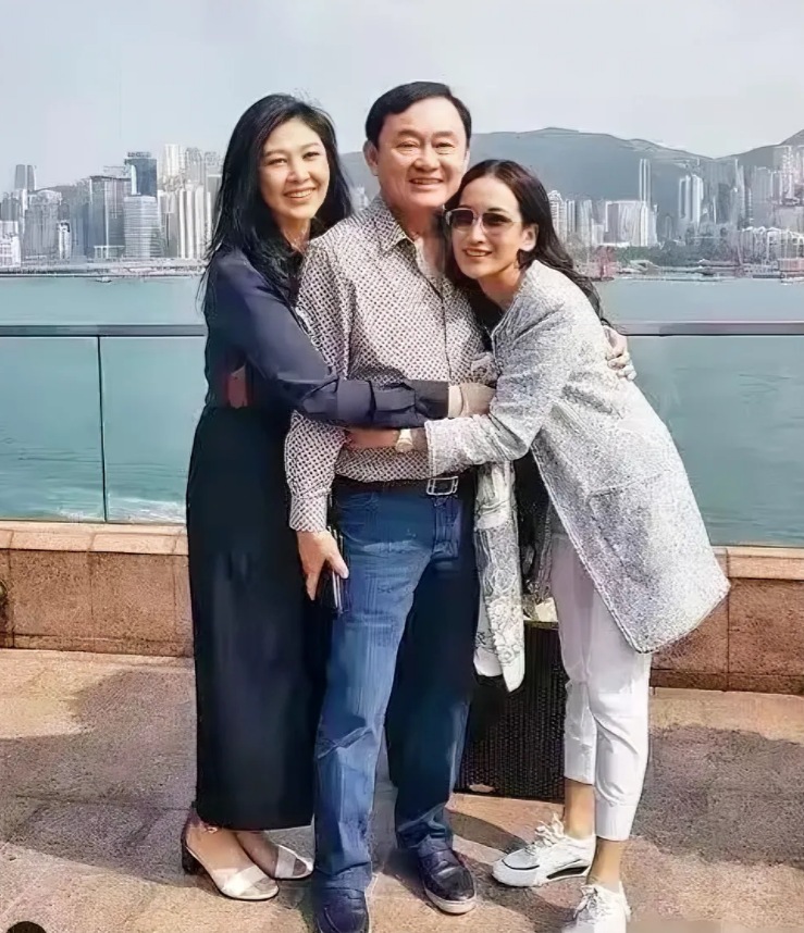 这一家人，天上就是＂当官＂的料。
爸爸先是国家总理，离任后姑姑当上了国家的总理。