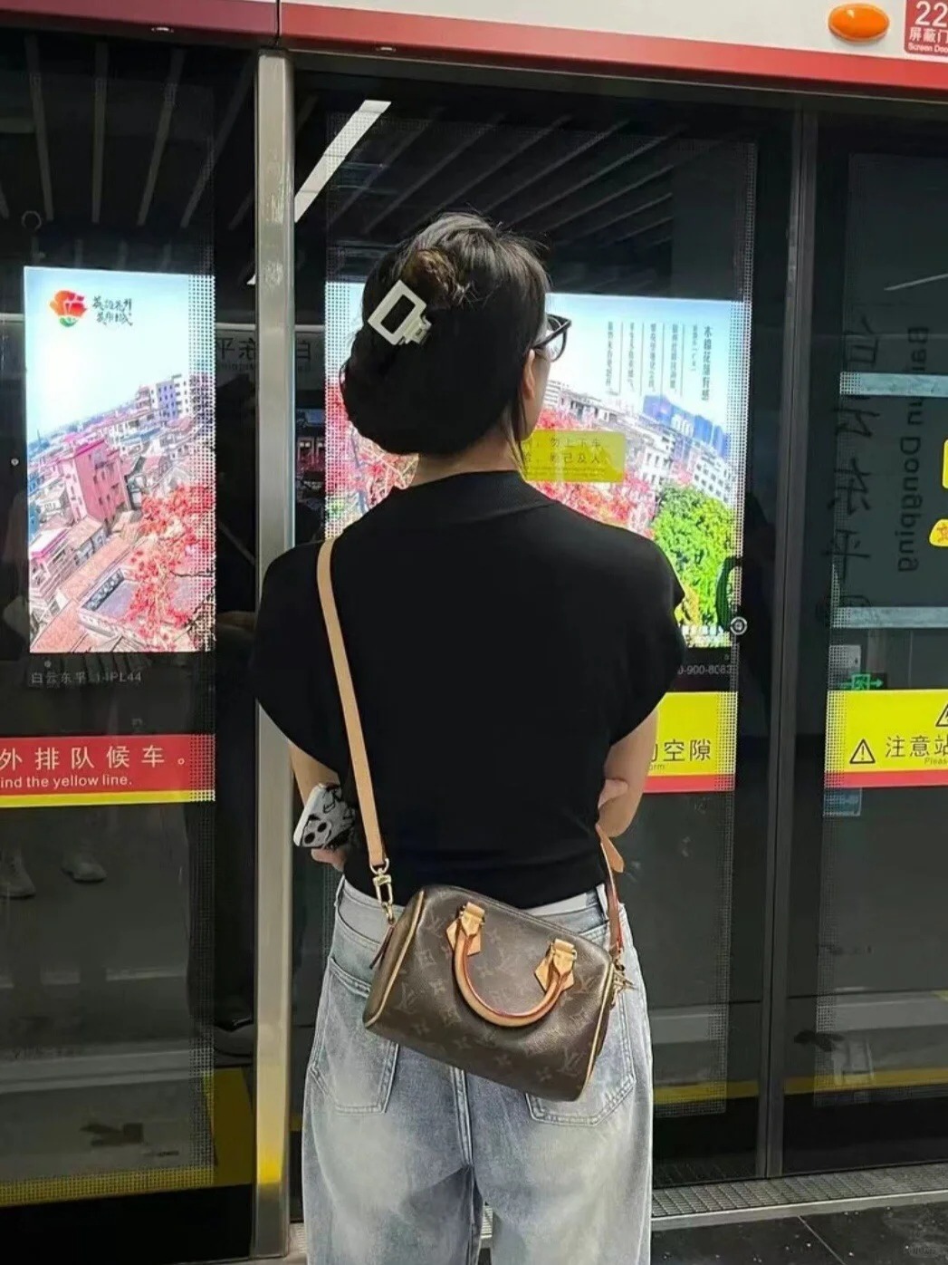 上班族要不要分期买这个包包啊？！？？！
月薪7k上下，在家里吃住没什么大开销，差