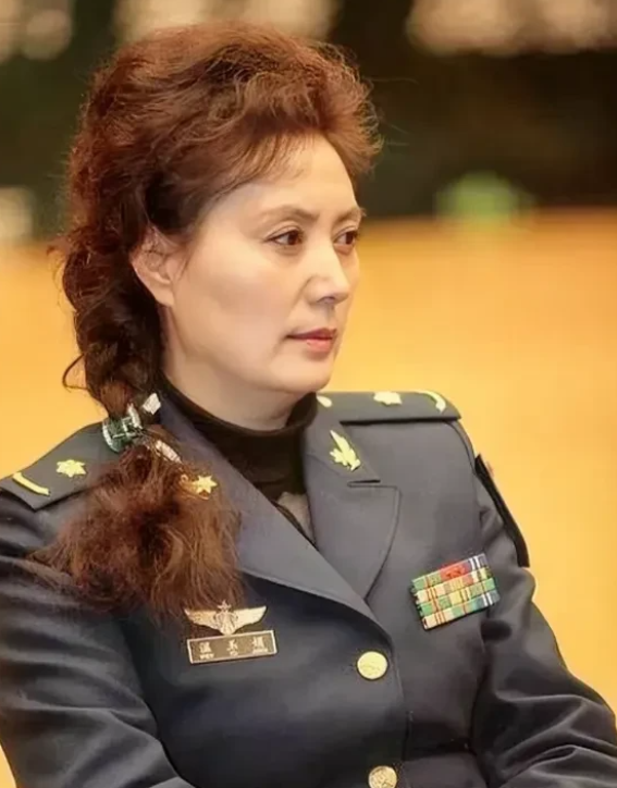 她是一名军人，国家一级演员，能认出她的至少都是60后出生的人了。她在80年代红极