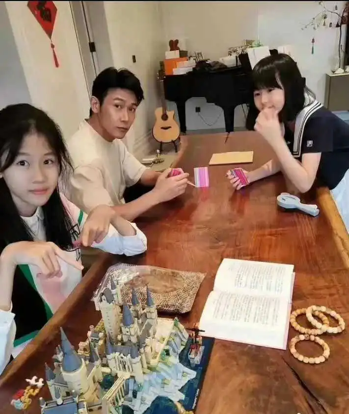 这桌子有大自然的味道，陆毅家的装修品味不错嘛！