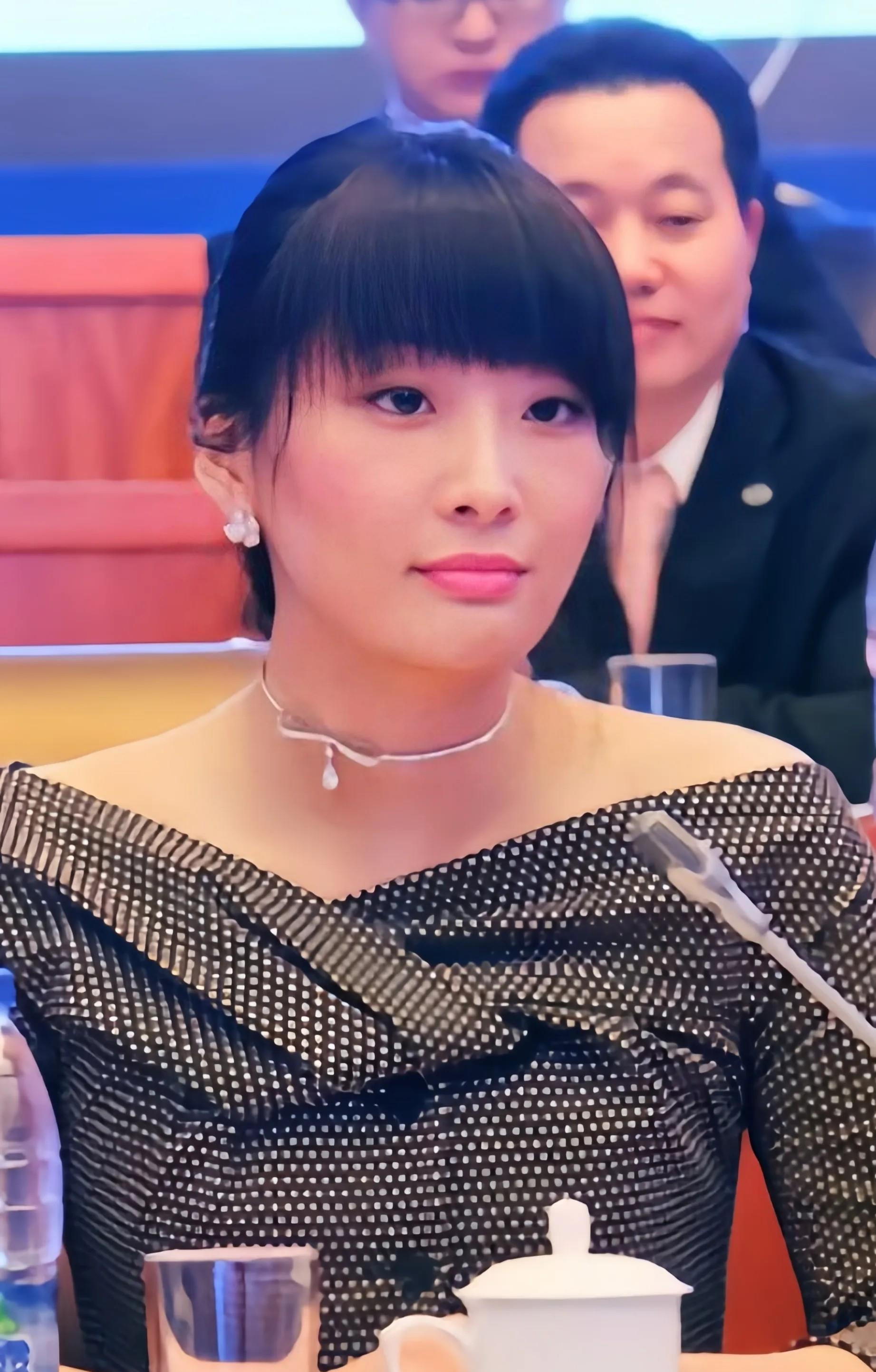 采访中，宗馥莉评价农夫山泉，一番话让主持人大感意外！

宗馥莉说:不管别人怎么认