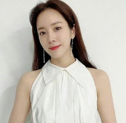 韩国女神级女星公布恋情，女方比男方大10岁，网友：养眼组合（韩国女星对比）-第4张图片-九妖电影