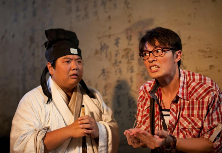 《超时空救兵》: 穿越引笑料, 演技夸张生尴尬, 视觉效果提升观感