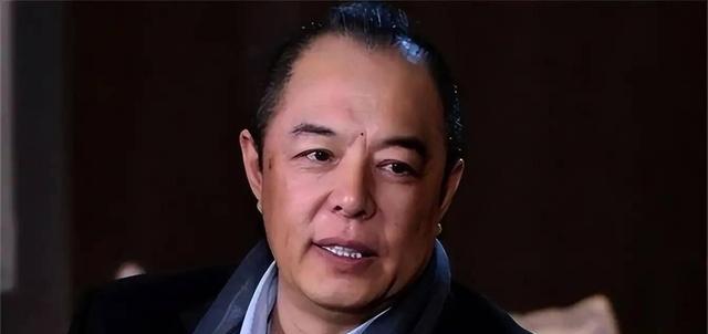 一路好好走！“吹胡子瞪眼”的张铁林，再也神气不起来了（张铁林侧脸）-第1张图片-九妖电影