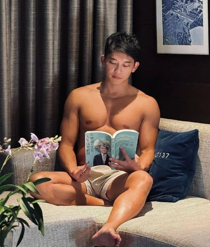 蔡康永请gay帮他宣传新书,结果网友都在看肌肉男身材(蔡康永的男友叫什么)-第3张图片-九妖电影 蔡康永请gay帮他宣传新书,结果网友都在看肌肉男身材(蔡康永的男友叫什么)-第3张图片-九妖电影